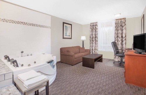 Athabasca Hotel | Comfortable Stay at Super 8 by Wyndham Athabasca AB
