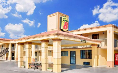 Athens Hotel | Pet-Friendly Super 8 by Wyndham Athens for Family Getaways