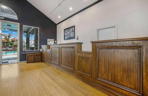 North Auburn Hotel | Convenient Super 8 by Wyndham Auburn: Pet-Friendly Getaway