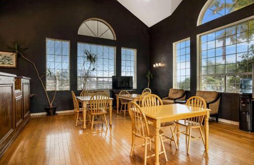 North Auburn Hotel | Convenient Super 8 by Wyndham Auburn: Pet-Friendly Getaway