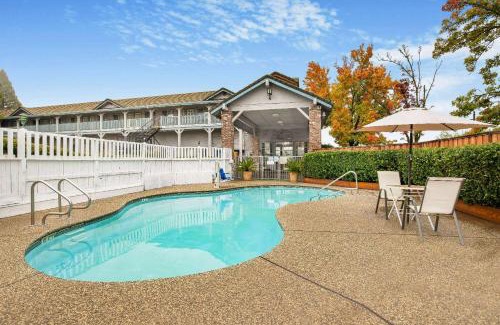North Auburn Hotel | Convenient Super 8 by Wyndham Auburn: Pet-Friendly Getaway