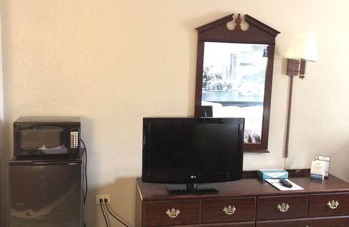 Fox Valley Hotel | Convenient Stay at Super 8 by Wyndham Aurora/Naperville