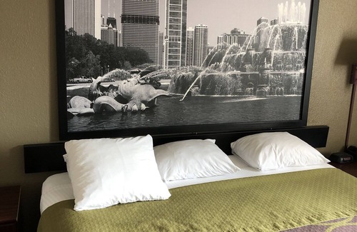 Fox Valley Hotel | Convenient Stay at Super 8 by Wyndham Aurora/Naperville