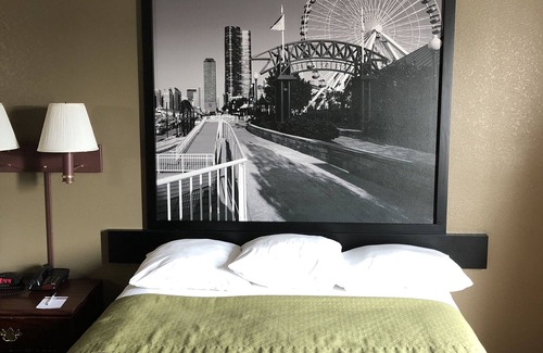 Fox Valley Hotel | Convenient Stay at Super 8 by Wyndham Aurora/Naperville