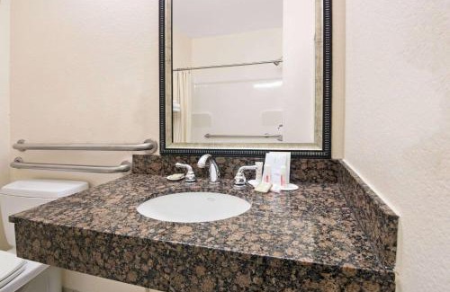 McKinney Hotel | Budget-Friendly Stay at Super 8 by Wyndham Austin/Airport