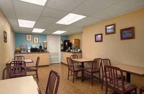 Swede Hill Hotel | Convenient Stay at Super 8 by Wyndham Austin Downtown