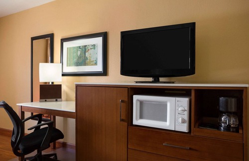 Swede Hill Hotel | Convenient Stay at Super 8 by Wyndham Austin Downtown