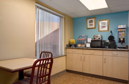 Swede Hill Hotel | Convenient Stay at Super 8 by Wyndham Austin Downtown