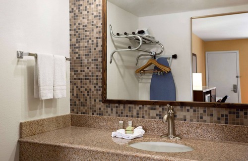 Swede Hill Hotel | Convenient Stay at Super 8 by Wyndham Austin Downtown