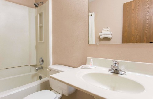 Austin Hotel | Budget-Friendly Super 8 by Wyndham in Austin, MN