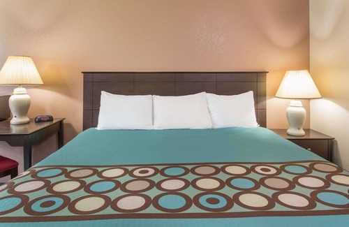 Austin Hotel | Budget-Friendly Super 8 by Wyndham in Austin, MN