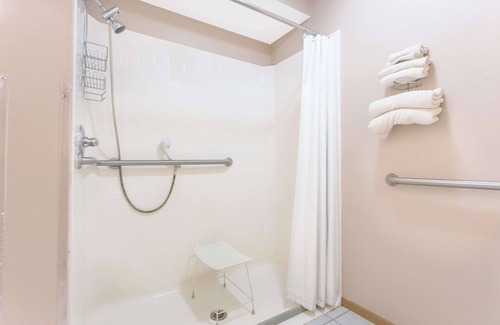 Austin Hotel | Budget-Friendly Super 8 by Wyndham in Austin, MN