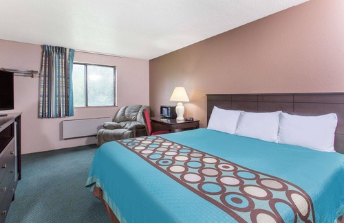 Austin Hotel | Budget-Friendly Super 8 by Wyndham in Austin, MN