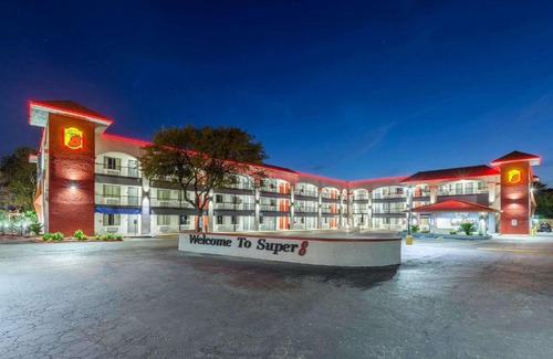 North Loop Hotel | Comfortable Stay at Super 8 by Wyndham Austin University