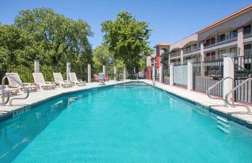North Loop Hotel | Comfortable Stay at Super 8 by Wyndham Austin University