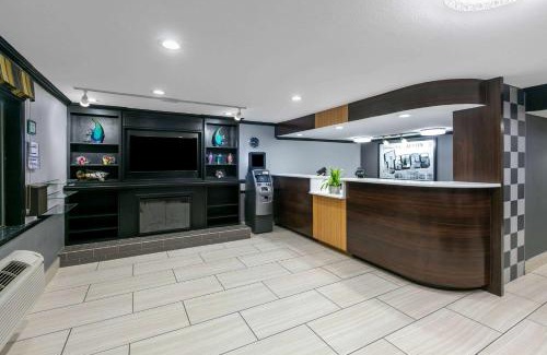 North Loop Hotel | Comfortable Stay at Super 8 by Wyndham Austin University