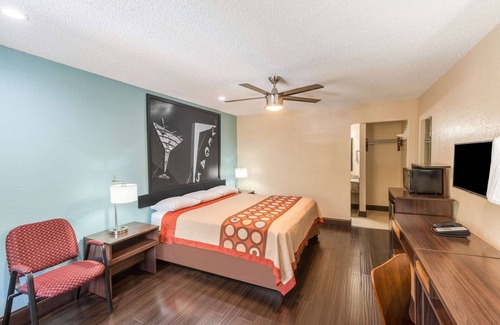 North Loop Hotel | Budget-Friendly Stay at Super 8 by Wyndham Austin