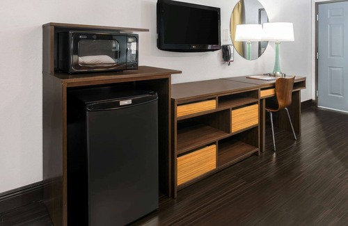 North Loop Hotel | Budget-Friendly Stay at Super 8 by Wyndham Austin