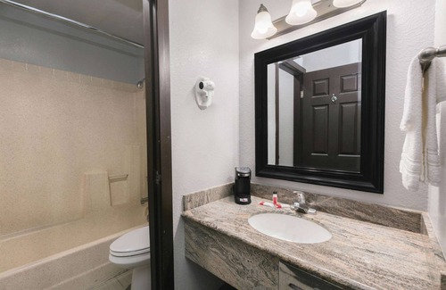 North Loop Hotel | Budget-Friendly Stay at Super 8 by Wyndham Austin
