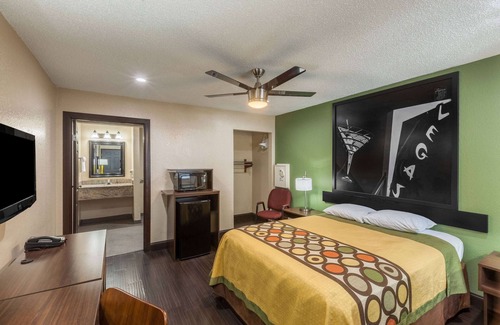 North Loop Hotel | Budget-Friendly Stay at Super 8 by Wyndham Austin