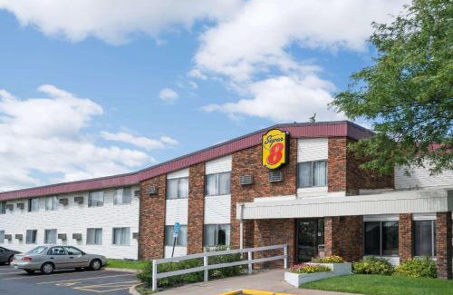 Brooklyn Center Hotel | Convenient Pet-Friendly Stay at Super 8 Brooklyn Center