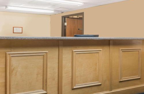 Brooklyn Center Hotel | Convenient Pet-Friendly Stay at Super 8 Brooklyn Center