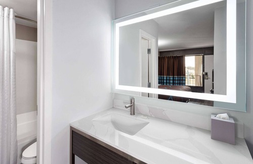 Woodlawn Hotel | Welcoming Super 8 By Wyndham Baltimore Northwest Hotel