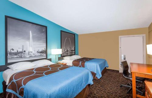 Belleville Hotel | Cozy Super 8 by Wyndham Belleville - Pet and Child Friendly