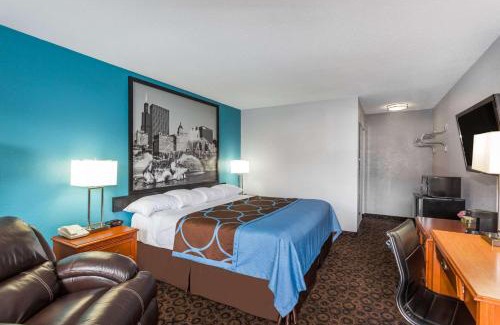 Belleville Hotel | Cozy Super 8 by Wyndham Belleville - Pet and Child Friendly