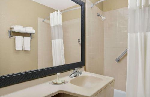 Belleville Hotel | Cozy Super 8 by Wyndham Belleville - Pet and Child Friendly