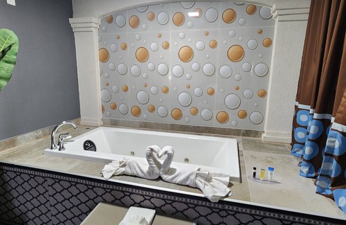 Belleville Hotel | Comfortable Stay at Super 8 Belleville with Breakfast Included