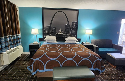 Belleville Hotel | Comfortable Stay at Super 8 Belleville with Breakfast Included