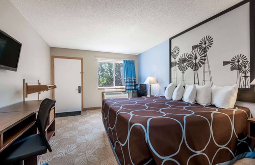 Beloit Hotel | Budget-Friendly Stay at Super 8 by Wyndham Beloit KS