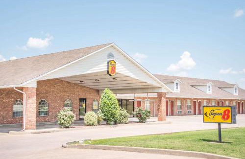 Vinita Hotel | Pet-Friendly Getaway at Super 8 by Wyndham Big Cabin