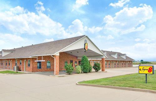 Vinita Hotel | Pet-Friendly Getaway at Super 8 by Wyndham Big Cabin