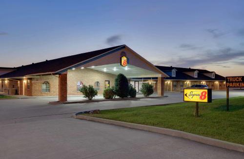 Vinita Hotel | Pet-Friendly Getaway at Super 8 by Wyndham Big Cabin