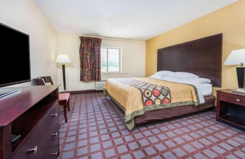Bloomington Hotel | Convenient Super 8 by Wyndham: Family-Friendly Stay Awaits
