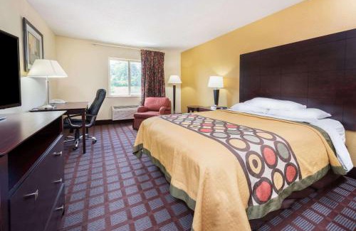Bloomington Hotel | Convenient Super 8 by Wyndham: Family-Friendly Stay Awaits