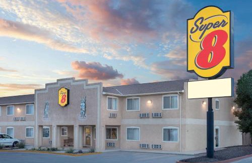 Bloomfield Hotel | Pet-Friendly Comfort at Super 8 by Wyndham Bloomfield
