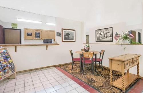 Bloomfield Hotel | Pet-Friendly Comfort at Super 8 by Wyndham Bloomfield