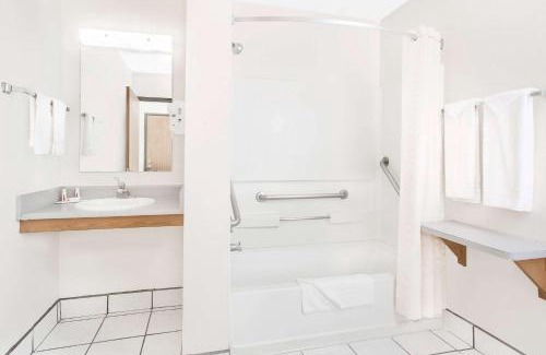 Bloomfield Hotel | Pet-Friendly Comfort at Super 8 by Wyndham Bloomfield