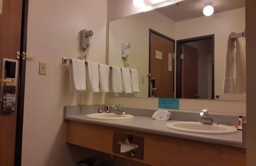 Bloomfield Hotel | Cozy Stay at Super 8 by Wyndham Bloomfield with Breakfast