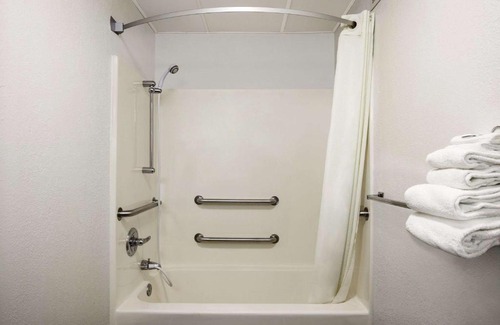Bowling Green Hotel | Comfortable Stay at Super 8 by Wyndham Bowling Green
