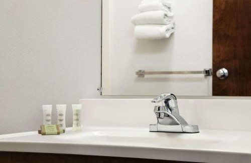 Bowling Green Hotel | Comfortable Stay at Super 8 by Wyndham Bowling Green