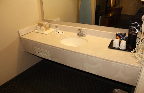 Bossier City Hotel | Cozy Super 8 by Wyndham in Bossier City with Breakfast