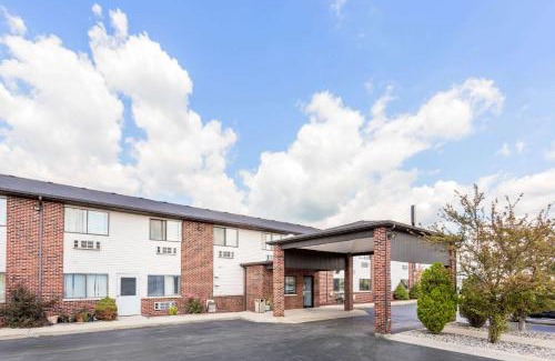 Bourbonnais Hotel | Budget-Friendly Stay at Super 8 Bourbonnais with Pool