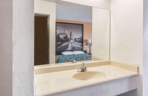 Bourbonnais Hotel | Budget-Friendly Stay at Super 8 Bourbonnais with Pool