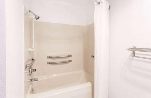 Bourbonnais Hotel | Budget-Friendly Stay at Super 8 Bourbonnais with Pool