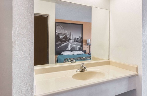 Bourbonnais Hotel | Comfortable Stay at Super 8 Bourbonnais/Kankakee Area