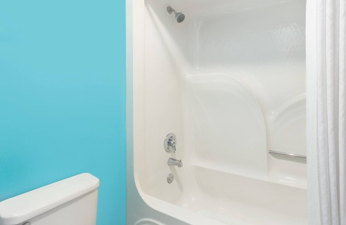 Brunswick Hotel | Convenient Stay at Super 8 by Wyndham Brunswick/South